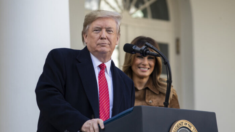 Con la Primera Dama Melania Trump , el Presidente Donald Trump da un discurso en la Fiesta Nacional de Acción de Gracias en el Jardín de Rosas de la Casa Blanca, en Washington, el 26 de noviembre de 2019. (Drew Angererer/Getty Images)
