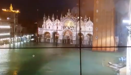 Plaza San Marcos de Venecia inundada bajo una  marea alta histórica de 1,87 metros la noche del 12 de noviembre de 2019. (Captura de vídeo/Municipalidad de Venecia)