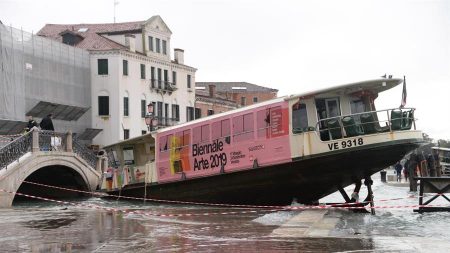 Veneza sofre pior inundação em mais de 50 anos e água chega a quase 2 metros