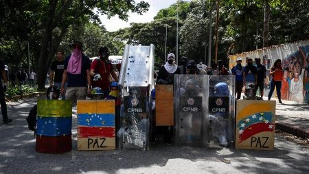 Policiais e estudantes se enfrentam durante protesto na Venezuela