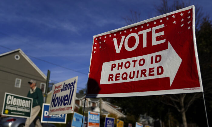 Votantes de Virginia acuden a las urnas en la Escuela Primaria Nottingham en Arlington, Virginia, el 5 de noviembre de 2019. (Win McNamee/Getty Images)