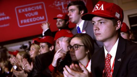 Jóvenes republicanos se sienten incómodos al opinar de política con maestros universitarios