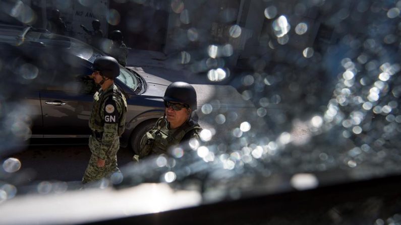 Agentes de la Guardia Nacional resguardan la población de Villa Unión, en el estado de Coahuila (México), luego de un ataque armado el 30 de noviembre de 2019. EFE/Miguel Sierra /Archivo
