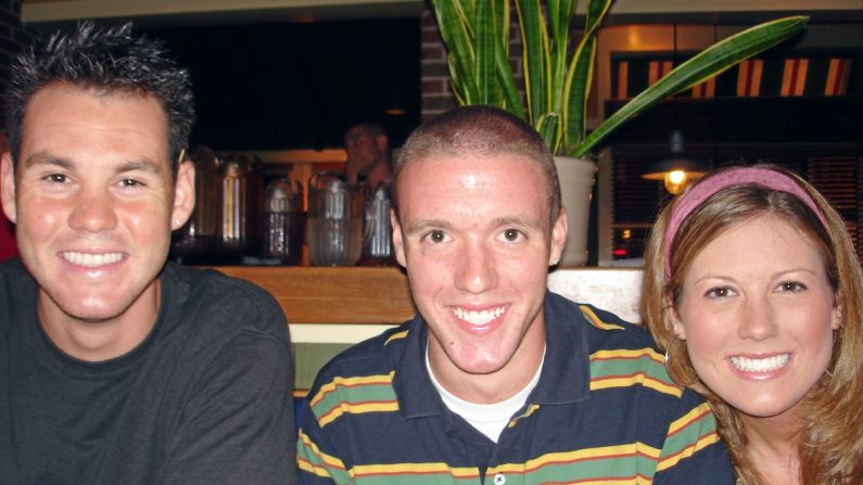 (De izq. a der.) Kevin, Ryan y Kimberly McCall. Ryan McCall fue asesinado trágicamente durante un intento de robo en 2009. (Cortesía de la familia McCall)