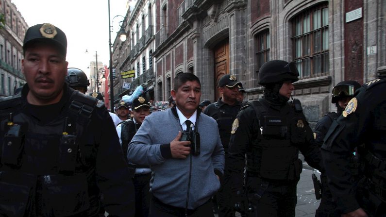 Miembros de la policía resguardan la zona donde se presentó un tiroteo este sábado, en Ciudad de México (México). Cuatro personas murieron a causa del tiroteo, cerca del Palacio Nacional, sede del Ejecutivo mexicano, informó la Secretaría de Seguridad Ciudadana de la capital. (EFE/ Madla Hartz) 