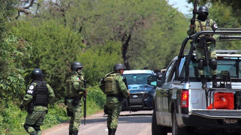 Efectivos de la Guardia Nacional durante operativos el 17 de diciembre de 2019 en la zona donde ocho personas resultaron muertas -un agente de la Guardia Nacional y siete civiles- tras un enfrentamiento a tiros entre fuerzas federales y hombres armados, en Irapuato, en el central estado de Guanajuato (México). (EFE/STR)