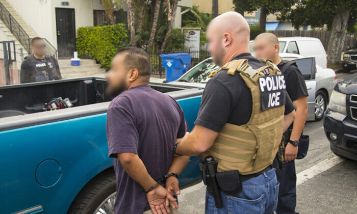 Agentes del ICE llevan a cabo una operación para detener a inmigrantes ilegales en Nueva York el 26 de septiembre de 2019. (ICE)