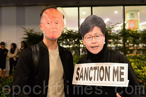 Los manifestantes a favor de la democracia participan en una manifestación del Día de Acción de Gracias en el Edinburgh Place en Hong Kong, el 28 de noviembre de 2019. Los manifestantes se reunieron para agradecer a los EE.UU. (Song Bilong/The Epoch Times)