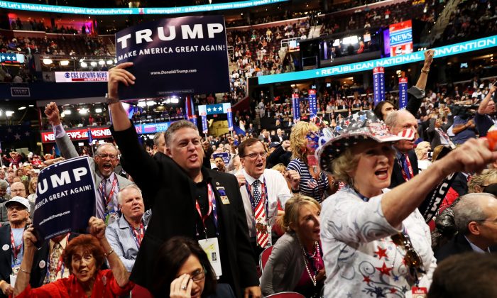 Los delegados gritan "culpable" cuando el gobernador de Nueva Jersey Chris Christie habla de Hillary Clinton en la Convención Nacional Republicana el 19 de julio de 2016. (John Moore/Getty Images)