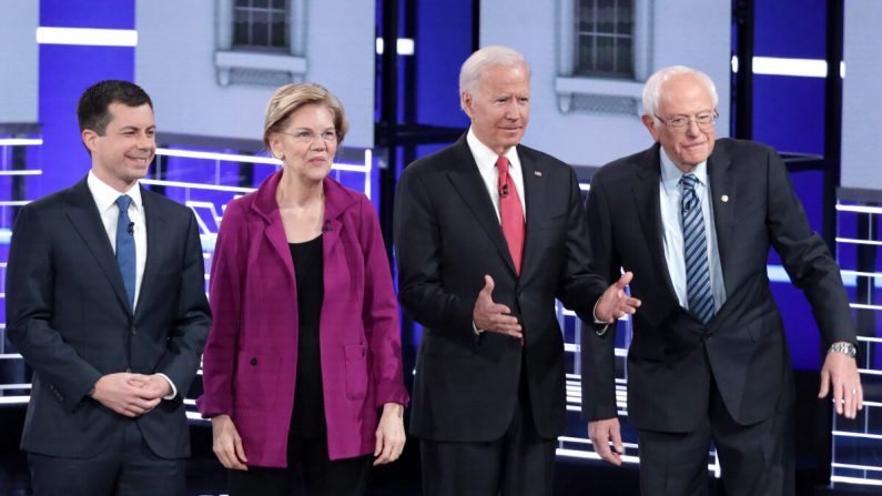 El alcalde de South Bend, Pete Buttigieg, la senadora Elizabeth Warren (D-Mass.), el ex vicepresidente Joe Biden y el senador Bernie Sanders (I-Vt.) al comienzo del debate presidencial demócrata en los estudios Tyler Perry en Atlanta, Georgia, el 20 de noviembre de 2019. (Alex Wong/Getty Images)