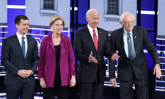 Desde la izquierda: Los aspirantes a la presidencia demócrata, el alcalde de South Bend Pete Buttigieg, la senadora Elizabeth Warren ( D-Mass.), el exvicepresidente Joe Biden y el senador Bernie Sanders (D-Vt.) participan en el sexto debate de las primarias demócratas de la temporada de la campaña presidencial de 2020 en la Universidad Loyola Marymount de Los Ángeles, California, el 19 de diciembre de 2019. (Robyn Beck/AFP vía Getty Images)