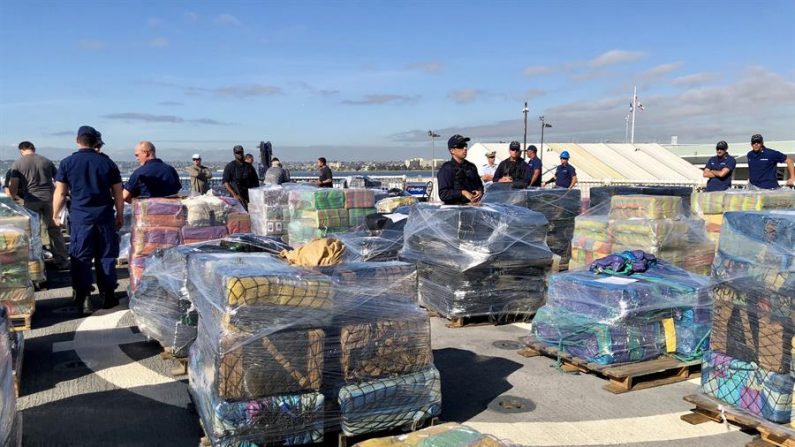 Agentes de la Guardia costera estadounidense descargan el jueves 25 de enero de 2018, un cargamento de 47 mil libras de cocaína con un valor en las calles de 721 millones de dólares, que fue decomisado en 23 operativos de agencias estadounidenses y canadienses, en el puerto de San Diego, California (EE.UU.). EFE/Alxandra Mendoza/Archivo