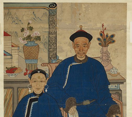 El retrato de una pareja de antepasados contiene un cuadro de un niño inclinado hacia la mujer, que simboliza la fertilidad; la Dinastía Qing (1644-1911), de un artista no identificado. Pergamino colgante, tinta y color sobre papel; 54 1/2 pulgadas por 30 1/2 pulgadas. (2013 Museo Real de Ontario)