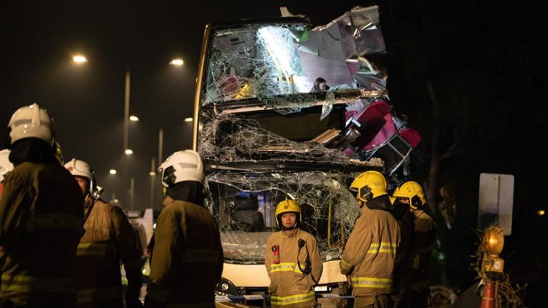 Los bomberos se paran al lado de un autobús de dos pisos destrozado después de un accidente en Hong Kong, el 18 de diciembre de 2019. (EFE/EPA/JEROME FAVRE)