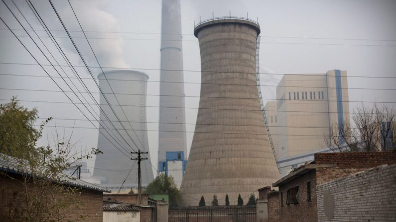 Olas de humo de una central eléctrica a carbón en Beijing, China, el 19 de noviembre. 2014. (Kevin Frayer/Getty Images)