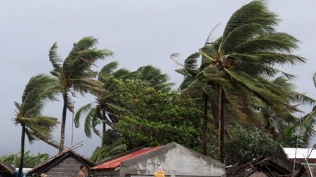 Cuatro muertos y miles de desplazados en Filipinas por el tifón Kammuri