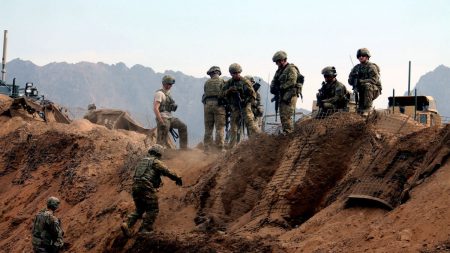 Familias de tropas de EE.UU. demandan a contratistas por supuestamente pagar a talibanes por protección