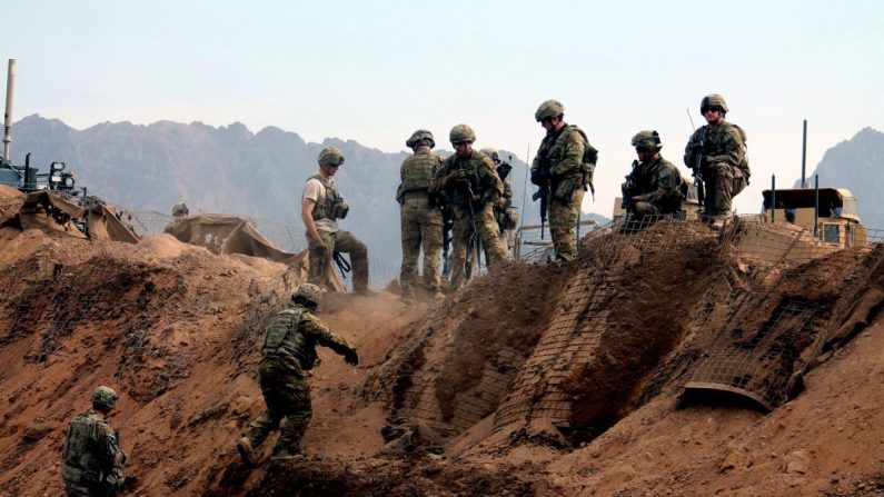Soldados estadounidenses inspeccionan la escena de un ataque suicida en las afueras de una base en el distrito de Zhari, provincia de Kandahar, Afganistán, el 20 de enero de 2014. (Javed Tanveer/AFP/Getty Images)