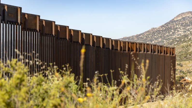 Los equipos de construcción continúan trabajando en el muro fronterizo de reemplazo en el límite entre los Estados Unidos y México cerca del Puerto de Entrada de Calexico, 19 junio 2019 (Mani Albrecht/U.S. Customs and Border Protection, Office of Public Affairs, Visual Communications Division)