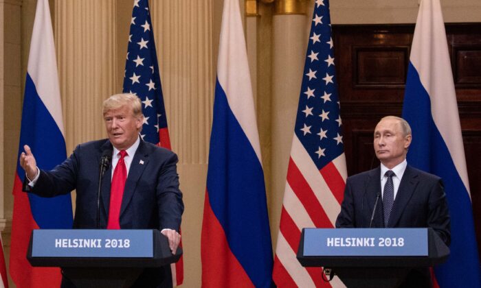 El presidente Donald Trump y el presidente ruso Vladimir Putin celebran una conferencia de prensa conjunta en el Palacio Presidencial de Helsinki, Finlandia, el 16 de julio de 2018. (Samira Bouaou/The Epoch Times)