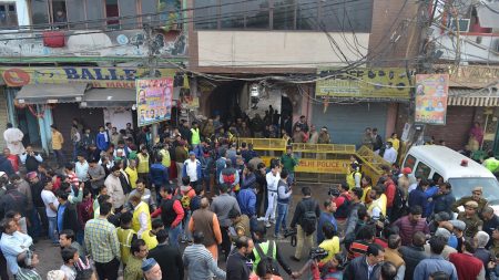 Mueren en un incendio 43 personas que dormían en una fábrica de Nueva Delhi