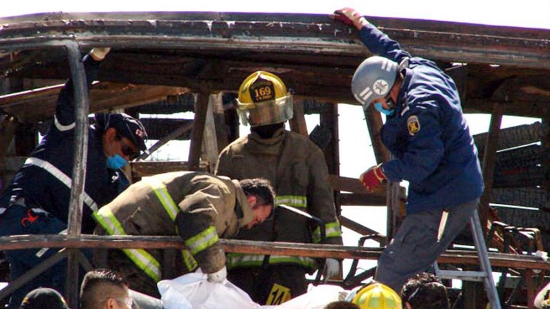 Rescatistas y bomberos del estado de Chihuahua trasladan un cuerpo entre los escombros de un accidente donde al menos 24 personas murieron y 17 resultaron heridas el 14 de abril de 2007. EFE/J.Guadalupe Pérez/Archivo