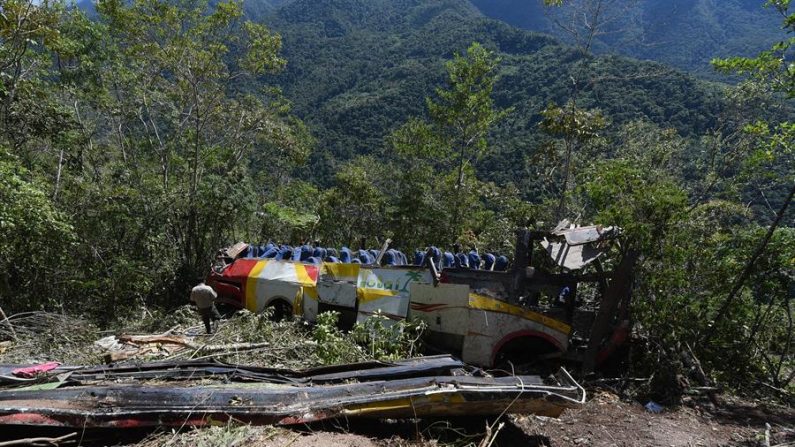 Un vehículo de transporte público cae por un barranco en una carretera boliviana deja cinco muertos y diez heridos. EFE/Stringer/Archivo