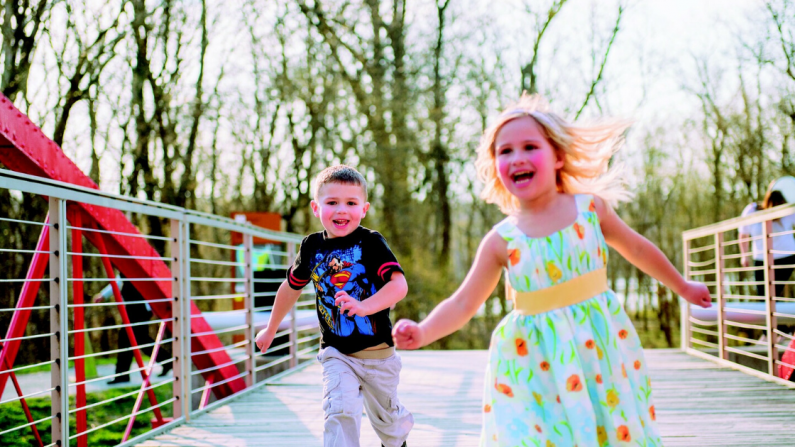 Los niños hacen mucho más ejercicio físico cuando juegan al aire libre, en comparación con el juego en interiores. (mcconnmama/Pixabay)