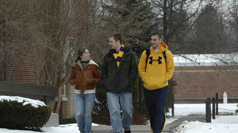 Estudiantes disfrutan de un paseo al aire fresco por el campus de su universidad. (NazarethCollege/[Flickr https://creativecommons.org/licenses/by/2.0/deed.en])