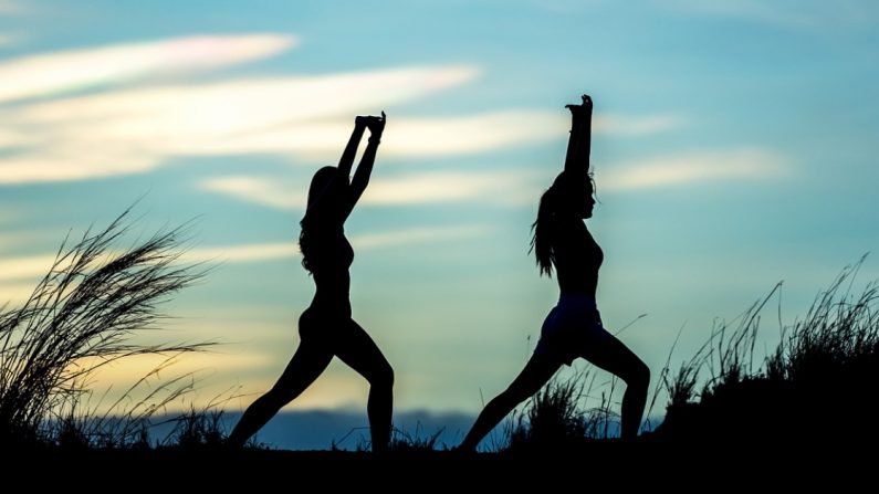 Un buen estiramiento, algo de ejercicio o un poco de yoga son excelentes para incluir en su rutina matutina para tener energía durante todo el día. (sasint/Pixabay)