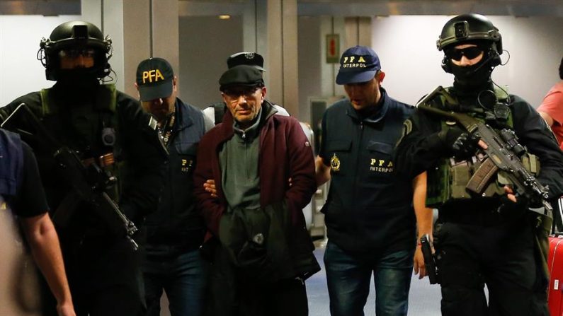 El expolicía argentino Mario Sandoval llega a Buenos Aires (Argentina), tras hacerse efectiva una extradición desde París para ser juzgado en su país por la desaparición de un estudiante en 1976, durante la última dictadura militar. EFE/Juan Ignacio Roncoroni