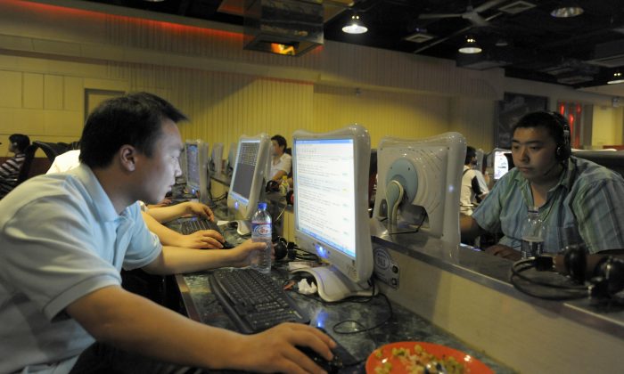 Usuarios de Internet en Beijing, el 3 de junio de 2009. El control de Internet en China es uno de los más estrictos del mundo, según un informe de Freedom House sobre derechos humanos de 2014. (Liu Jin/AFP/Getty Images)
