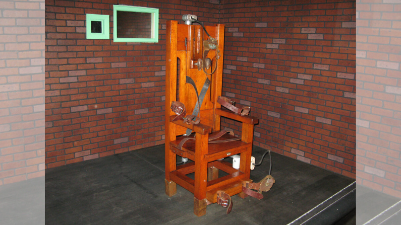 "Old Sparky", la silla eléctrica desmantelada en la que fueron ejecutados 361 prisioneros entre 1924 y 1964, se representa el 5 de noviembre de 2007 en el Museo de la Prisión de Texas en Huntsville, Texas. (Fanny Carrier / AFP/GettyImages)