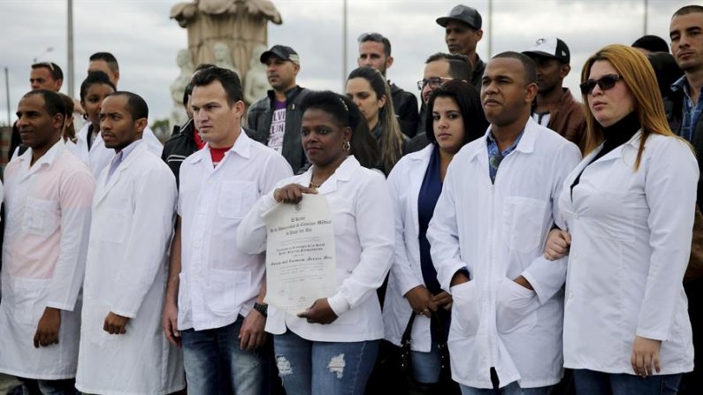 Fotografía del 16 de abril de 2017 de un grupo de médicos cubanos reunidos en la Plaza de Banderas al sur de Bogotá, Colombia. /EFE/Leonardo Muñoz/Archivo