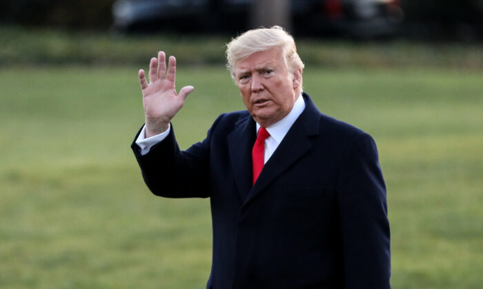 El presidente Donald Trump camina por el Jardín Sur para abordar el Marine One en la Casa Blanca en Washington, el 18 de diciembre de 2019. (Charlotte Cuthbertson/The Epoch Times)
