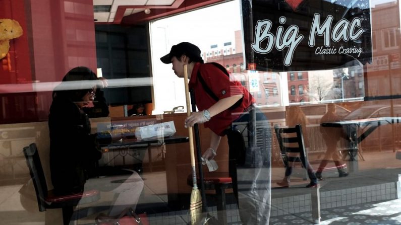 Un empleado de McDonald's trabajando en un restaurante de Brooklyn en la ciudad de Nueva York el 15 de abril de 2015. (Spencer Platt/Getty Images)