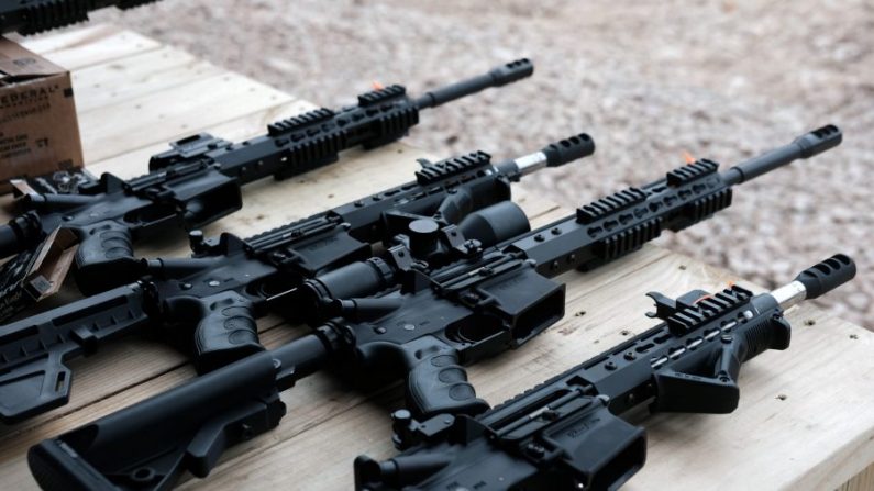 Una exhibición de rifles AR-15 que son similares a los Mossberg 715T que la pareja de Florida encontró en su regalo de baby shower. (Spencer Platt/Getty Images)
