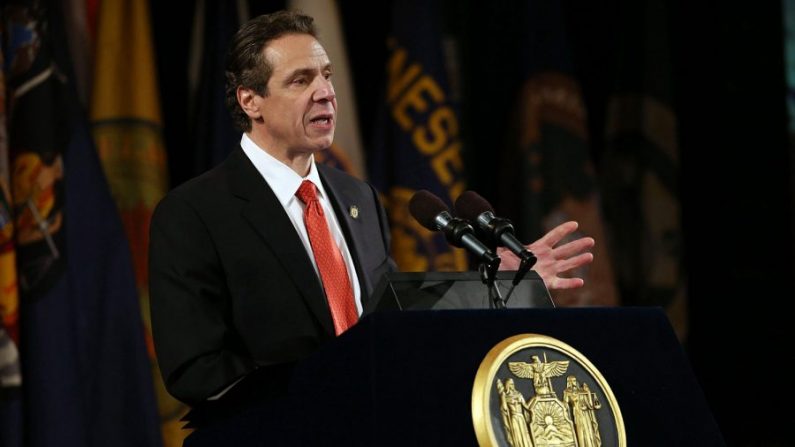 El gobernador del estado de Nueva York, Andrew Cuomo, pronuncia un discurso sobre la situación del estado en Albany, Nueva York, el 8 de enero de 2014. (Spencer Platt / Getty Images)