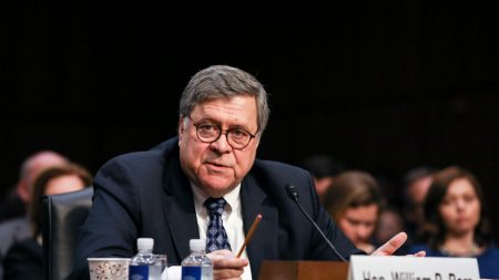 Fiscal General Barr advierte que se usa el impeachment contra Trump como «herramienta política»