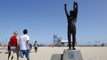 Calçadão de Copacabana ganha estátua em homenagem a Ayrton Senna