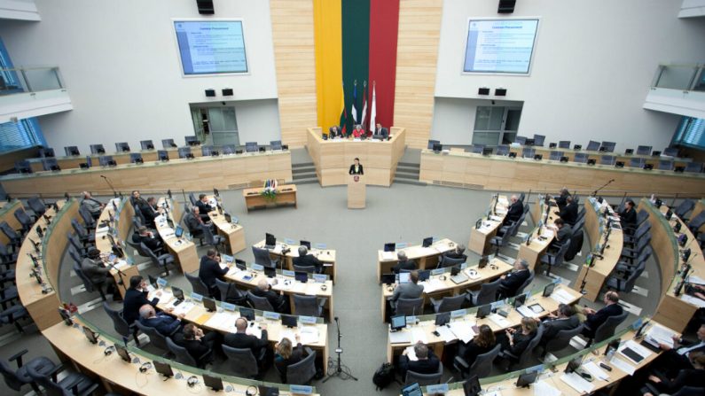 Salón del Parlamento lituano (Seimas). Los miembros del Parlamento participan en la 31ª Sesión de la Asamblea Báltica en Vilnius, la capital de Lituania, el 9 de noviembre de 2012. (Saeima [CC BY-SA 2.0] https://creativecommons.org/licenses/by-sa/ 2.0)