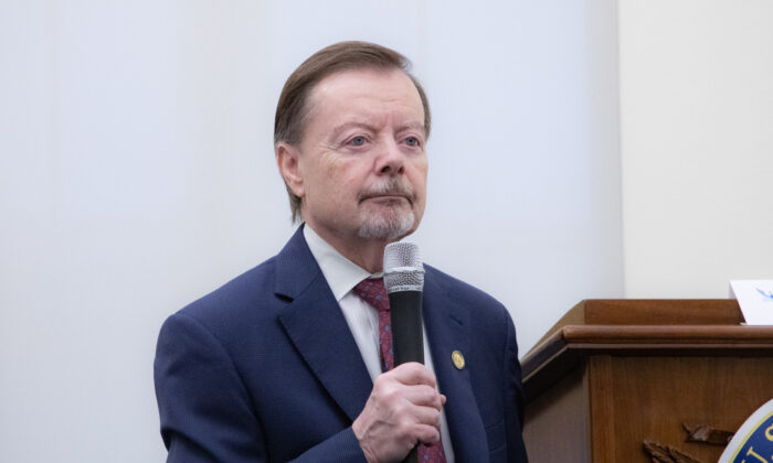 El Comisionado Gary Bauer de la Comisión de Estados Unidos para la Libertad Religiosa Internacional habla en un foro organizado por el Centro Global Tuidang en el Capitolio de Estados Unidos, el 10 de diciembre de 2019. (Lynn Lin/Epoch Times)