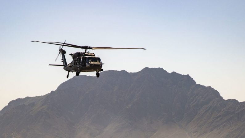 Un helicóptero UH-60 Blackhawk de la Fuerza de Tarea de Caballería Pesada vuela sobre Afganistán en apoyo del Equipo de Combate de la 48ª Brigada de Infantería durante la Operación Centinela de la Libertad y el Apoyo Resolutivo a la Operación de la OTAN el 20 de mayo de 2019. (Jordan Trent/DoD)