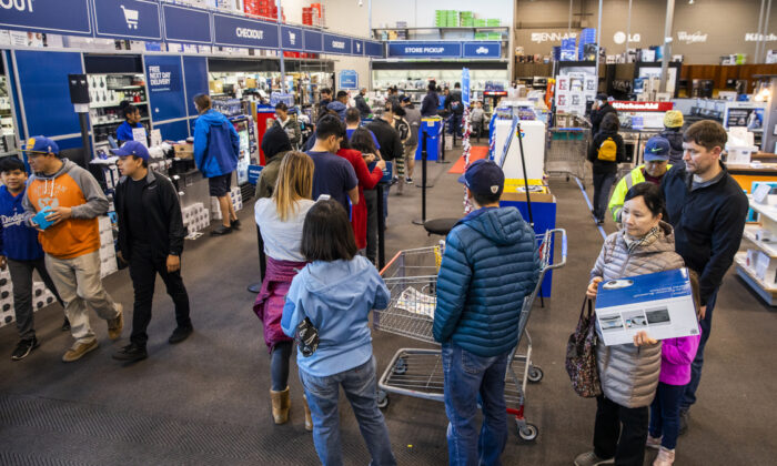 Los compradores de Black Friday esperan para comprar productos en una tienda de Best Buy el 29 de noviembre de 2019 en Emeryville, Estados Unidos.  (Philip Pacheco/Getty Images)