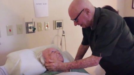 Vídeo emocionante revela idoso de 93 anos cantando para sua esposa moribunda de 73 anos