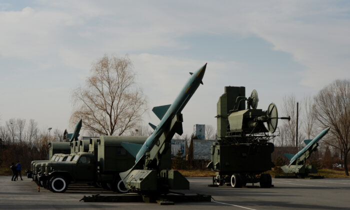 Misiles tierra-aire en exhibición en el Museo de Aviación del Ejército Popular de Liberación, en Beijing, el 4 de diciembre de 2013. (Mark Ralston/AFP vía Getty Images)