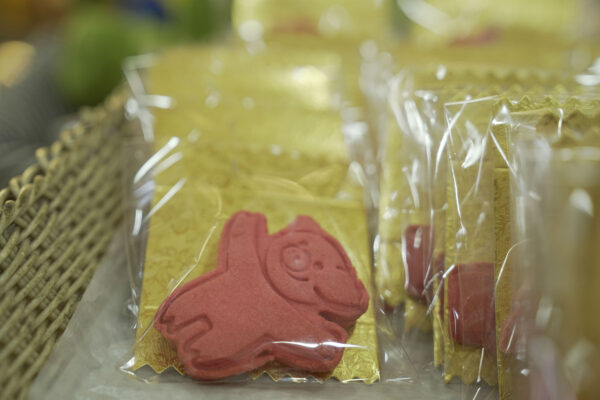 Galletas en forma de emoji de cerdo que se utilizan a menudo en el popular foro en línea, LIHKG, horneadas en la panadería Wah Yee Tang