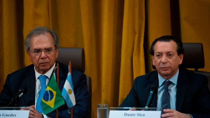 O ministro da Produção e Trabalho da Argentina, Dante Sica (D), e o ministro da Economia do Brasil, Paulo Guedes, fazem uma conferência de imprensa no Rio de Janeiro, Brasil, em 6 de setembro de 2019 (Foto: MAURO PIMENTEL / AFP via Getty Images)