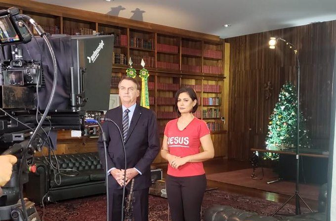 Jair Bolsonaro y su esposa, la primera dama, Michelle Bolsonaro, durate el discurso de la noche de Navidad el 24 de diciembre de 2019. (Gobierno de Brasil/Planalto)