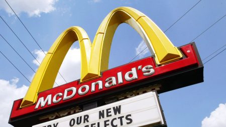 Empleados de McDonald’s rescatan a mujer que pidió «ayuda» en el autoservicio